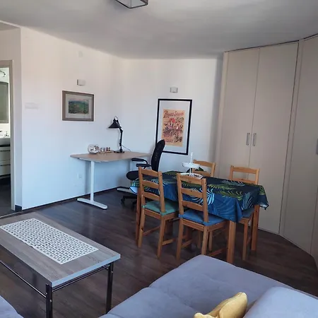 Charming And Stylish Centrally Located 50m2 *